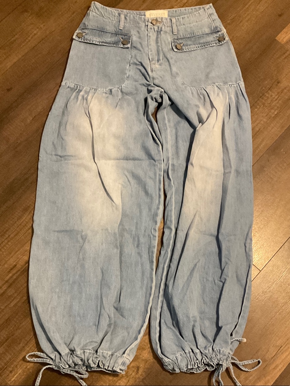 Light Wash Wide-Leg Drawstring Hem Jeans by Veveret